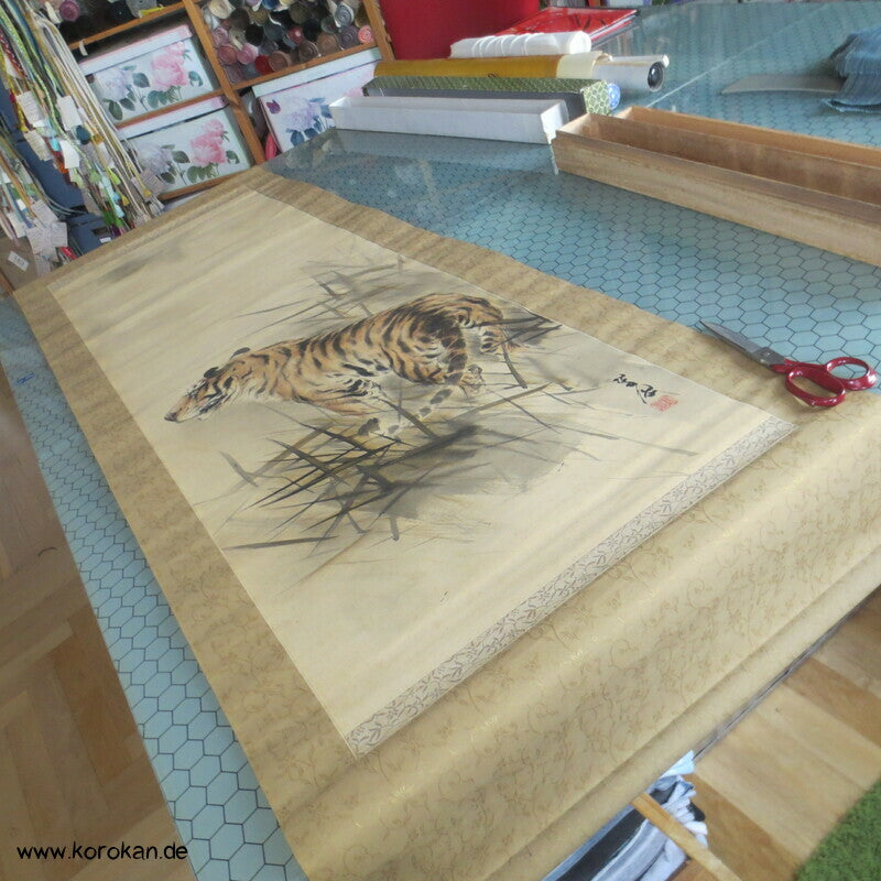 japanisches Rollbild Tiger mit Beschwerungsrollen im Holzkasten