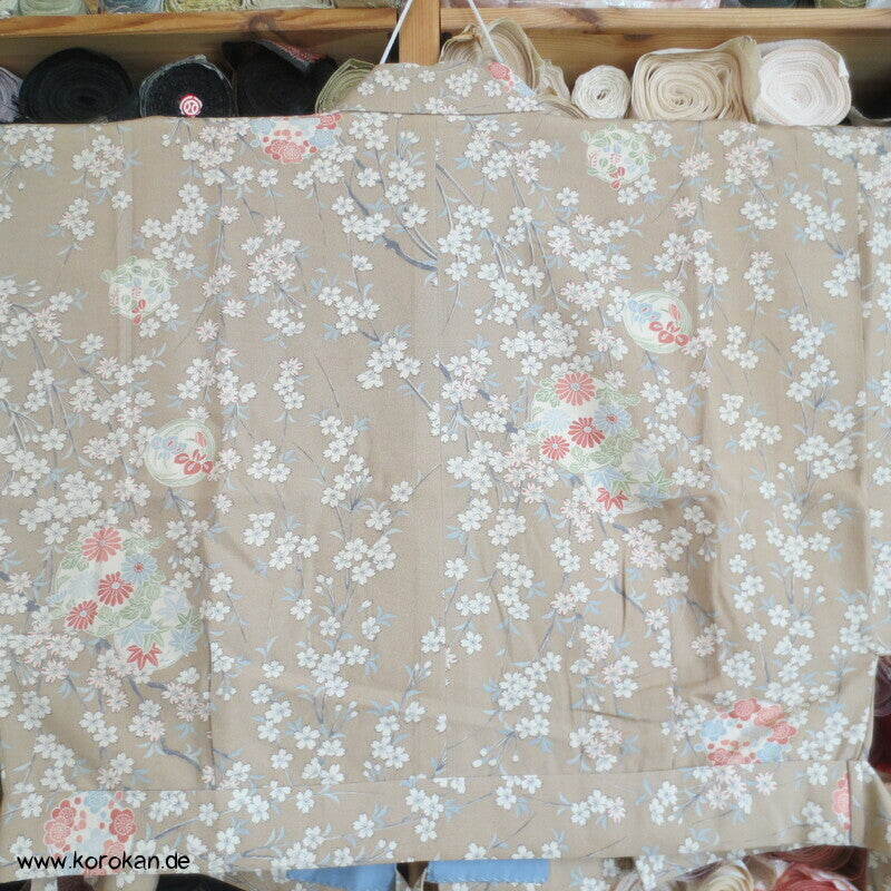 helle Blumen zweiteiliger Kimono, Dochugi + Wickelrock