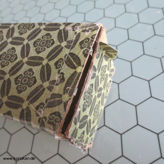 japanisches Rollbild Vögel über Päonien mit Beschwerungsrollen