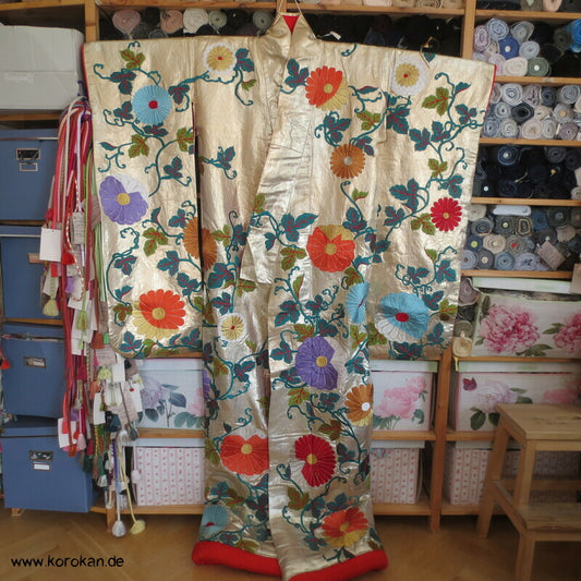 japanischer Uchikake - Kimono Hochzeitsmantel Stickerei Kiku auf Lamé