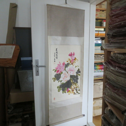 japanisches Rollbild Päonien , Holzrolle