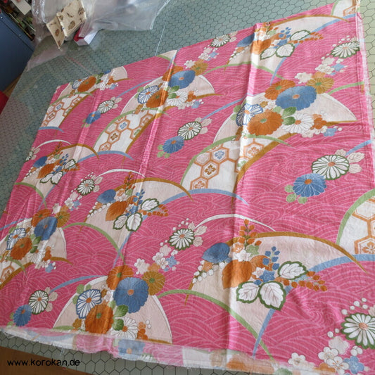 Kanebo Baumwoll Stoffrest, aufgetrennt, Blüten und Fächer auf rosa Wellen