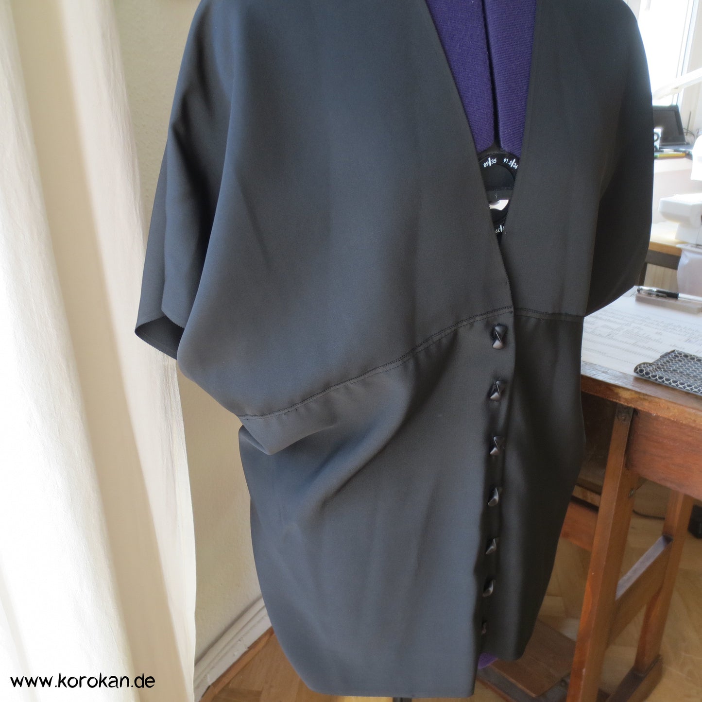 schwarze Chirimen Crêpe Zero Waste Seidenbluse