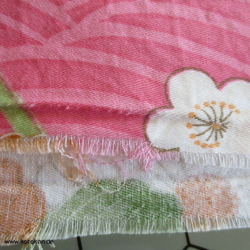 Kanebo Baumwoll Stoffrest, aufgetrennt, Blüten und Fächer auf rosa Wellen