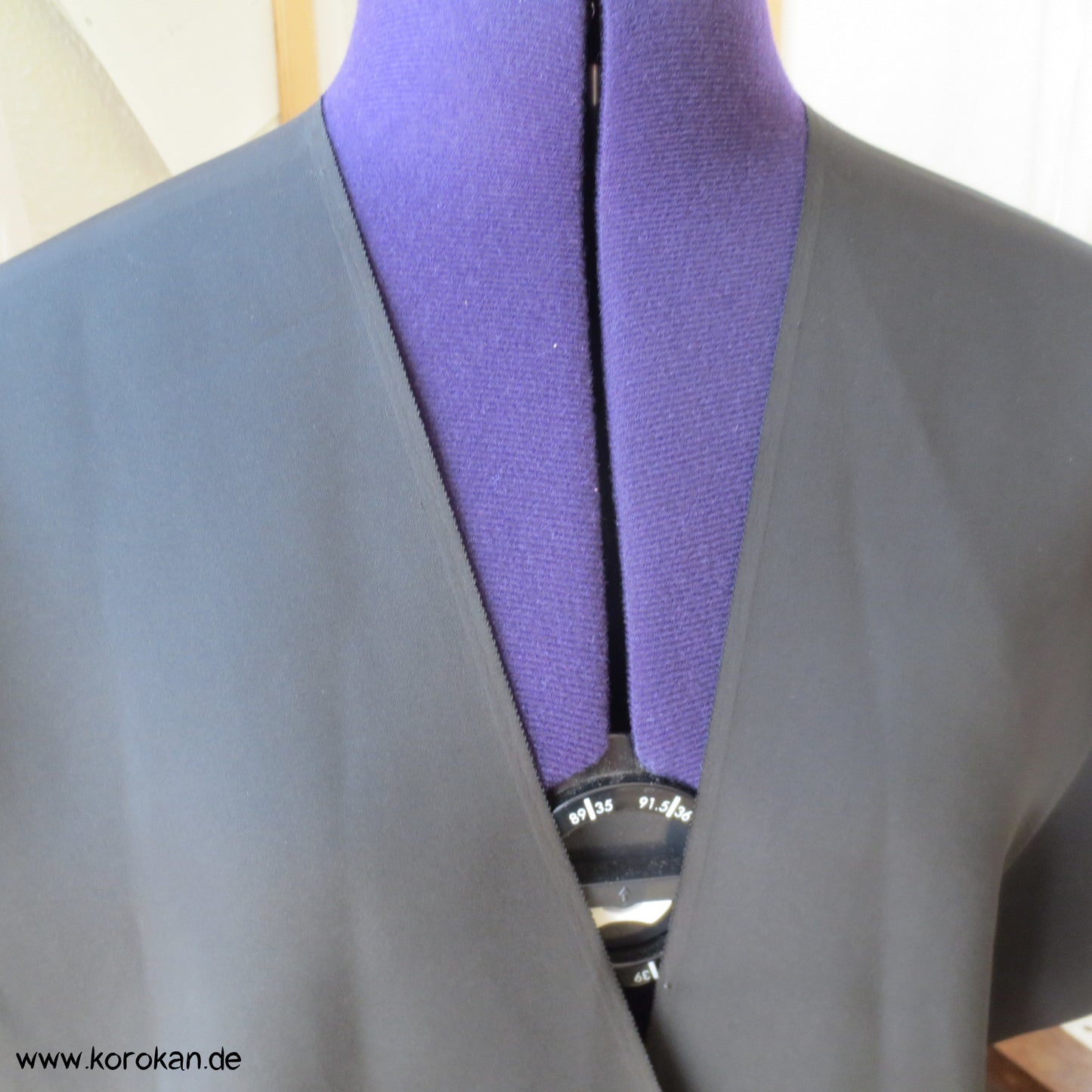 schwarze Chirimen Crêpe Zero Waste Seidenbluse