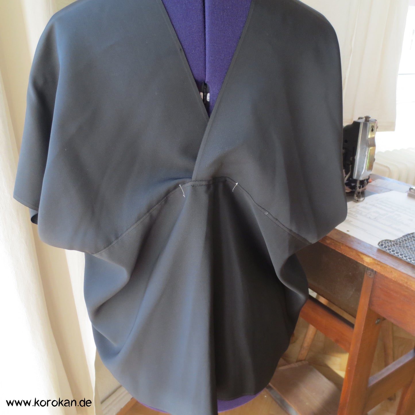 schwarze Chirimen Crêpe Zero Waste Seidenbluse