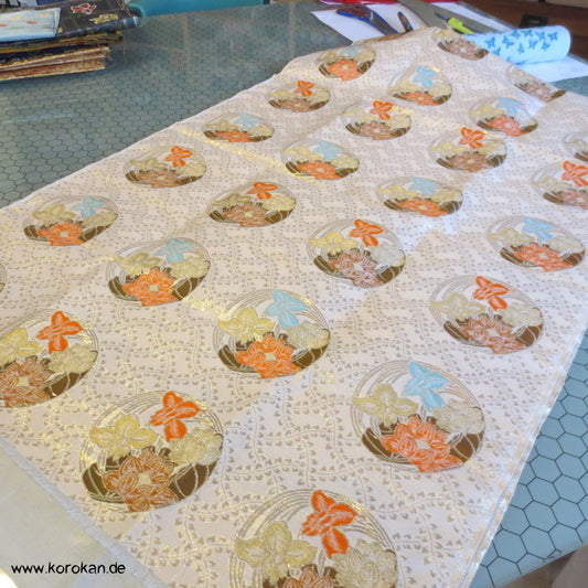 goldene Rundformen mit Blüten Seidenbrokat