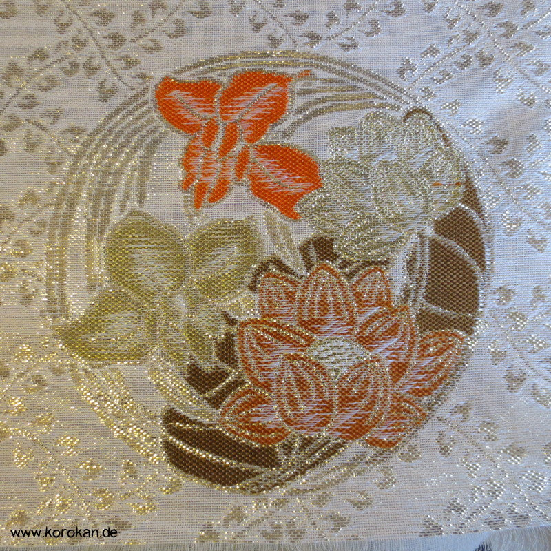 goldene Rundformen mit Blüten Seidenbrokat
