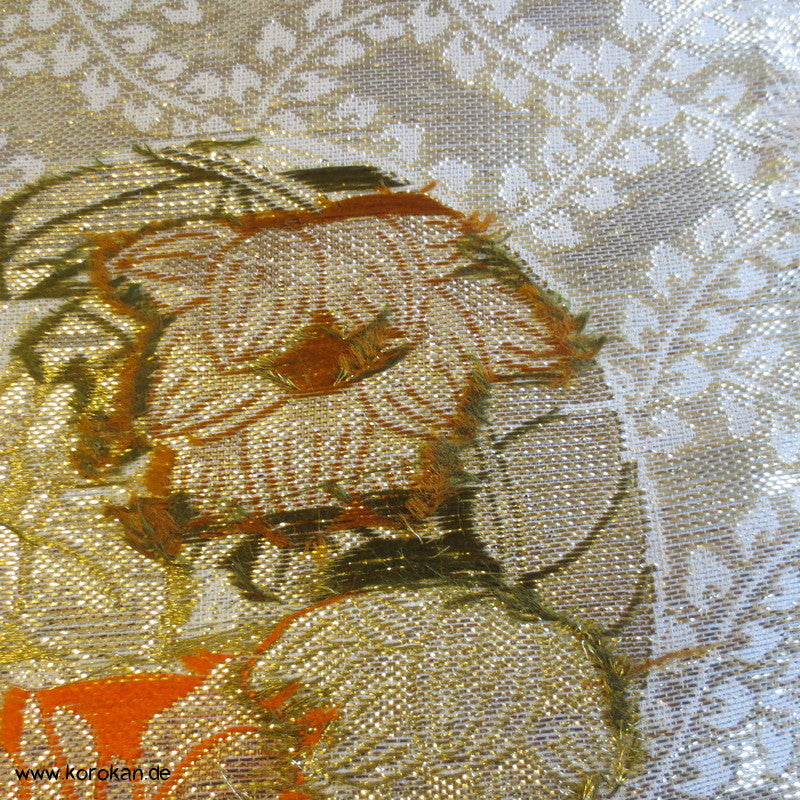 goldene Rundformen mit Blüten Seidenbrokat