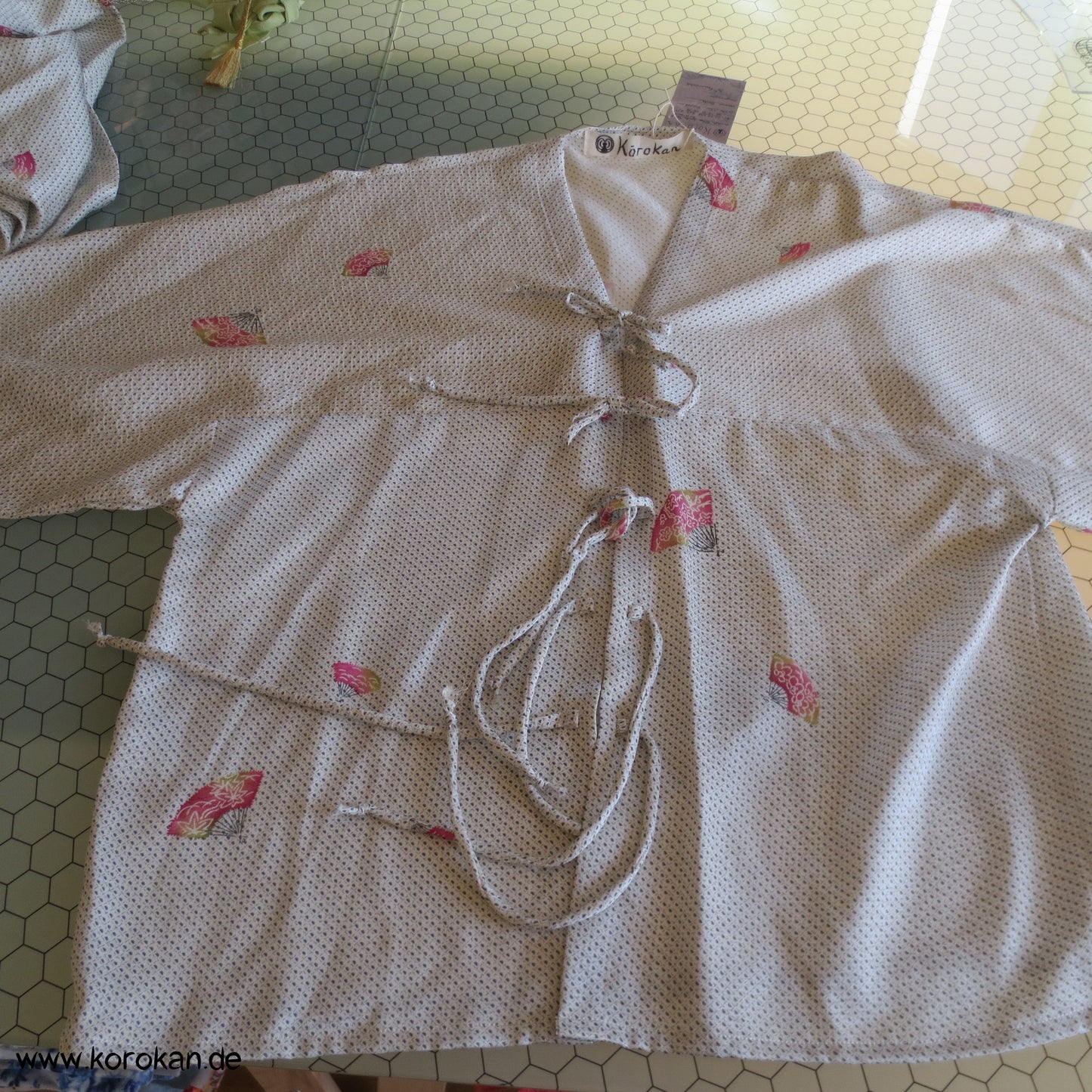 Kimono Seidendamast Bindeband Bluse mit kleinen Fächern über Kanoko Dots