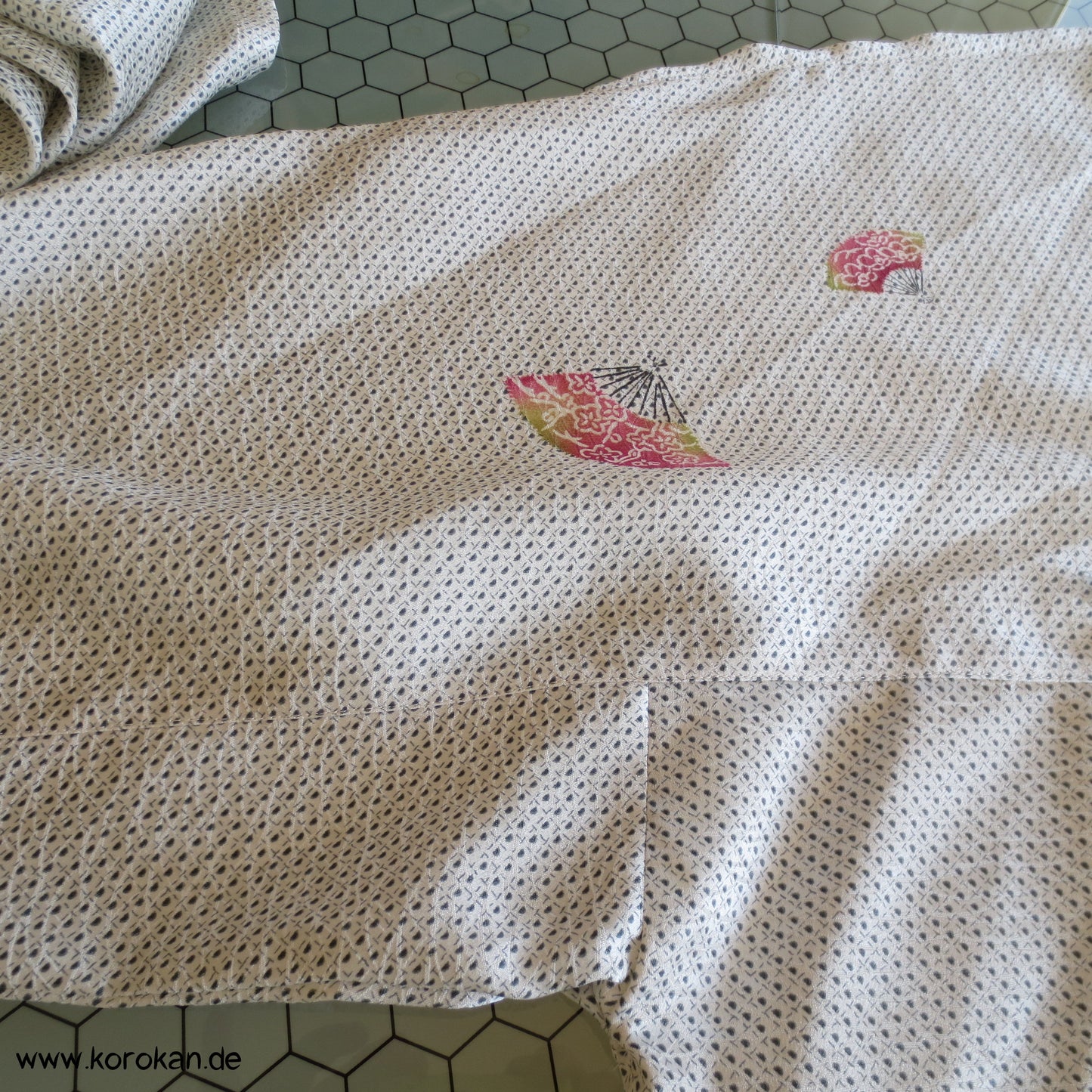 Kimono Seidendamast Bindeband Bluse mit kleinen Fächern über Kanoko Dots