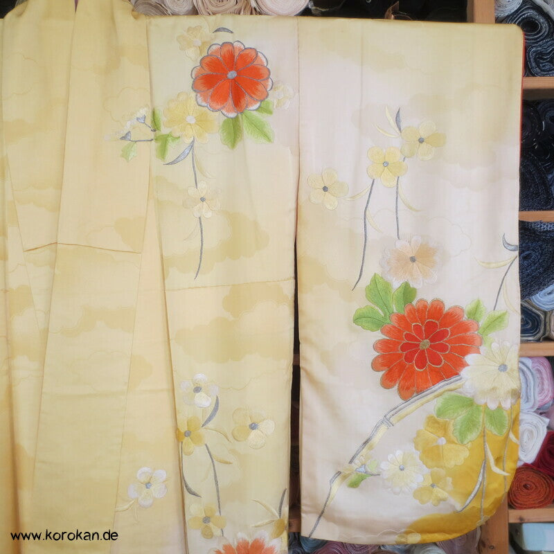 gelber Seidendamast Furisode Kimono bestickt mit großen Blüten