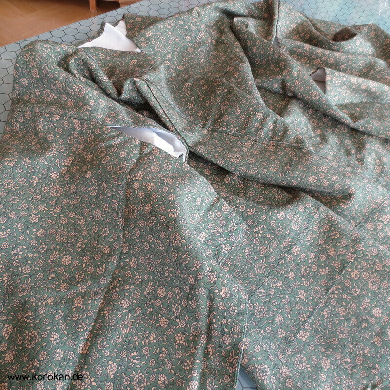 Mille Fleur auf grün Tsumugi Seiden Japan Kimono