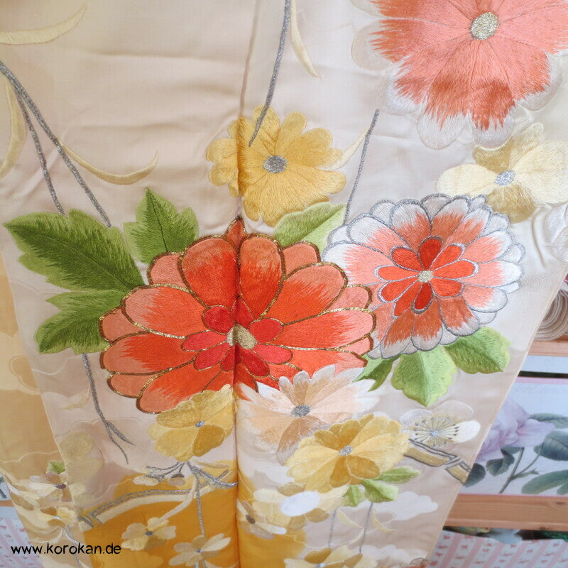gelber Seidendamast Furisode Kimono bestickt mit großen Blüten