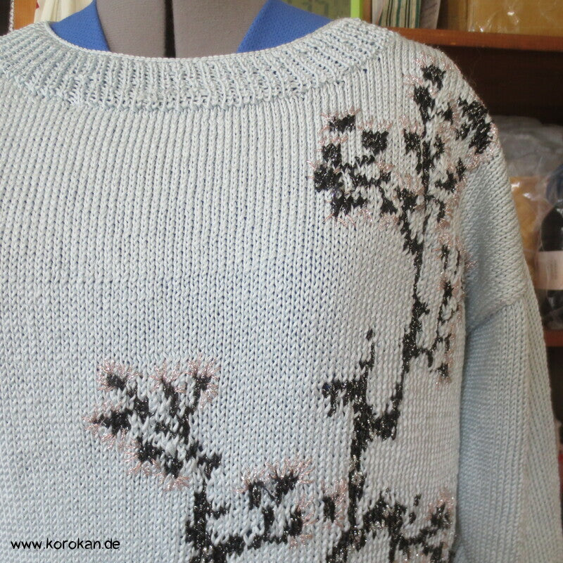 handgestrickter Pullover mit japanischem knorrigem Winterzweig