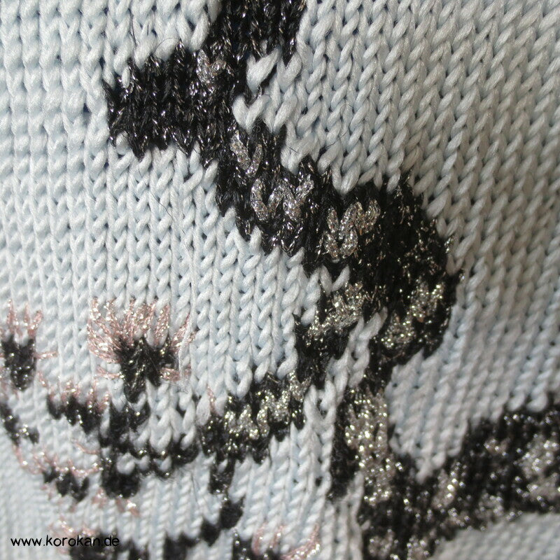 handgestrickter Pullover mit japanischem knorrigem Winterzweig