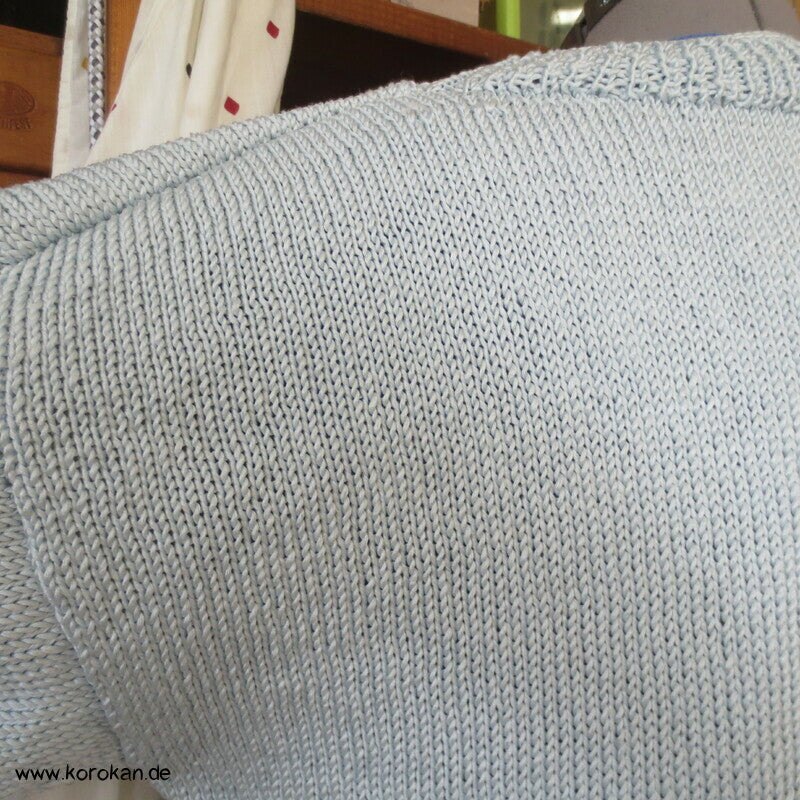 handgestrickter Pullover mit japanischem knorrigem Winterzweig