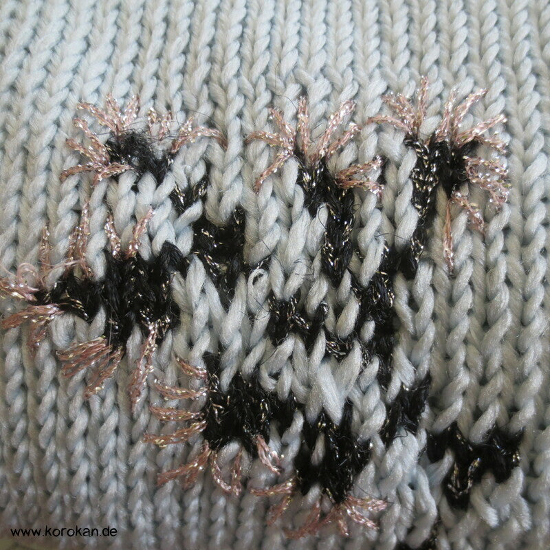 handgestrickter Pullover mit japanischem knorrigem Winterzweig