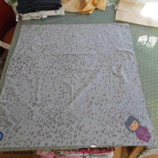 Furoshiki / Karree mit feinem Leoprint und Kokeshi Puppe
