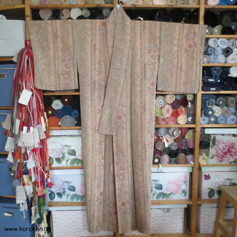 pastellbeige Musterstreifen mit Gold Seidencrepe Komon Kimono
