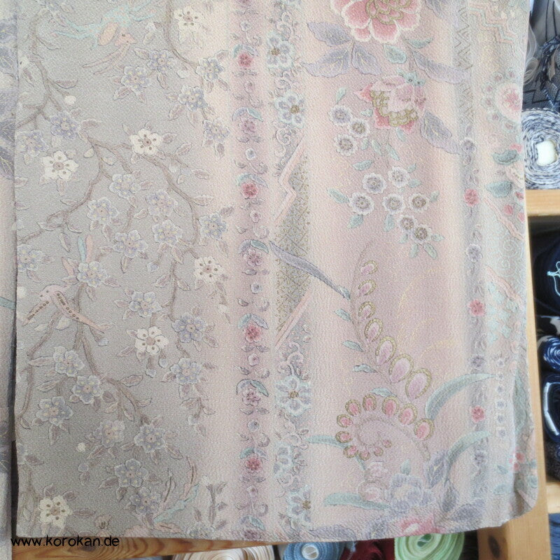 pastellbeige Musterstreifen mit Gold Seidencrepe Komon Kimono