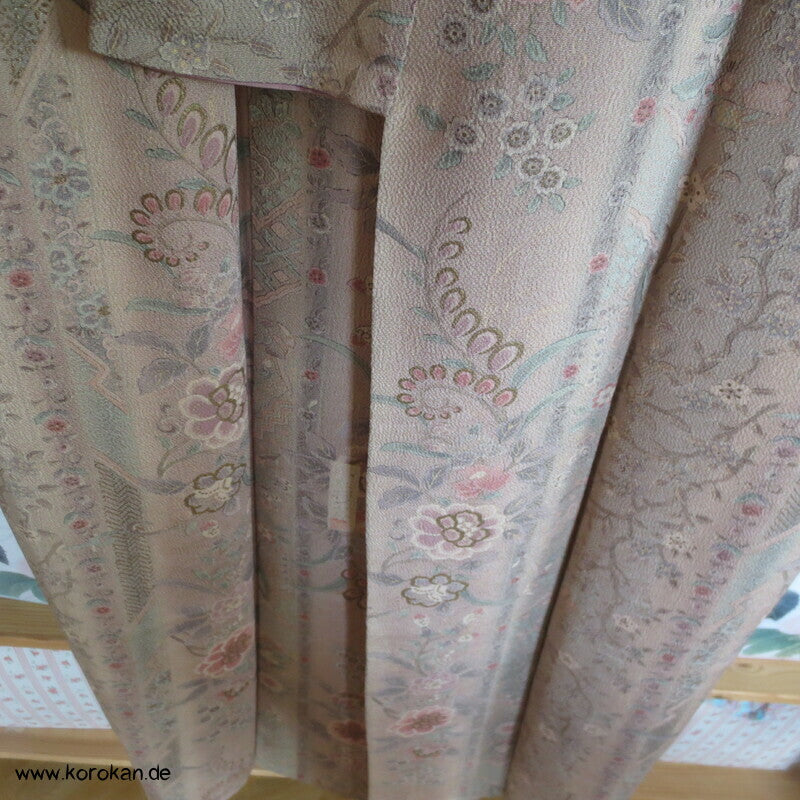 pastellbeige Musterstreifen mit Gold Seidencrepe Komon Kimono
