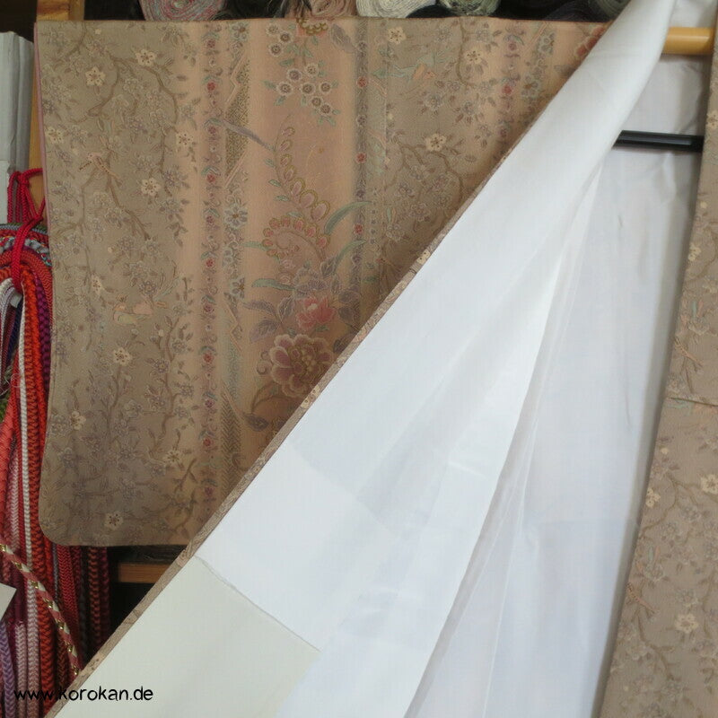 pastellbeige Musterstreifen mit Gold Seidencrepe Komon Kimono