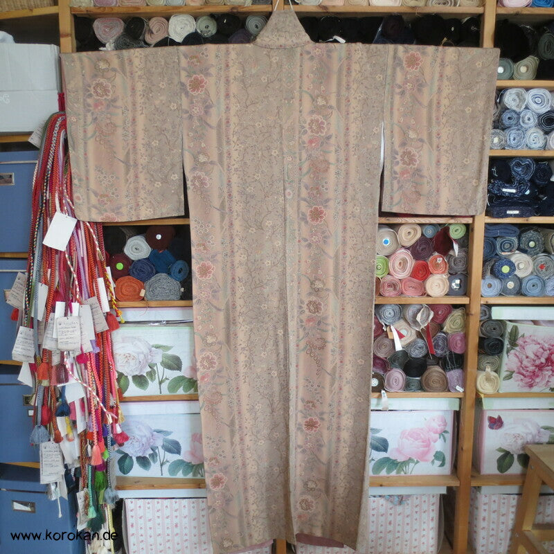 pastellbeige Musterstreifen mit Gold Seidencrepe Komon Kimono