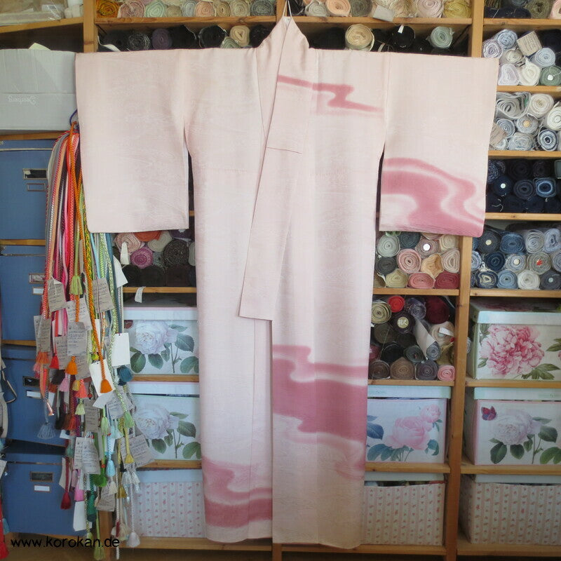 rosa Fluss auf blassrosa Tsukesage Seidenkimono
