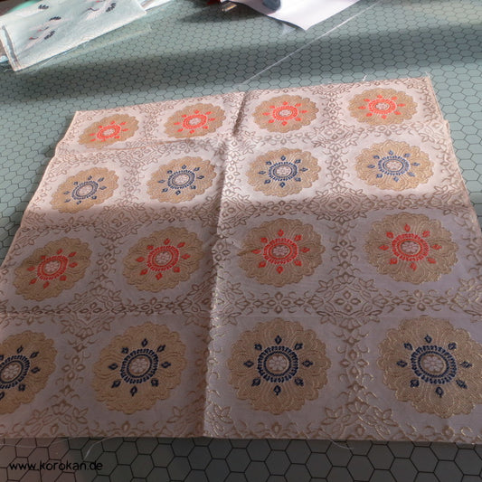 Kiku - Chrysanthemenmuster Seidenbrokat Rho