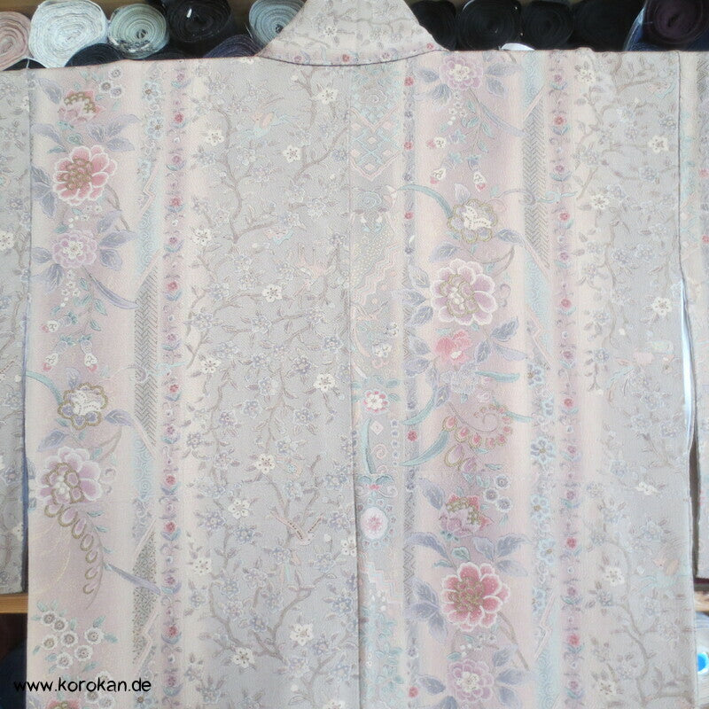 pastellbeige Musterstreifen mit Gold Seidencrepe Komon Kimono