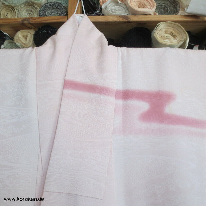 rosa Fluss auf blassrosa Tsukesage Seidenkimono