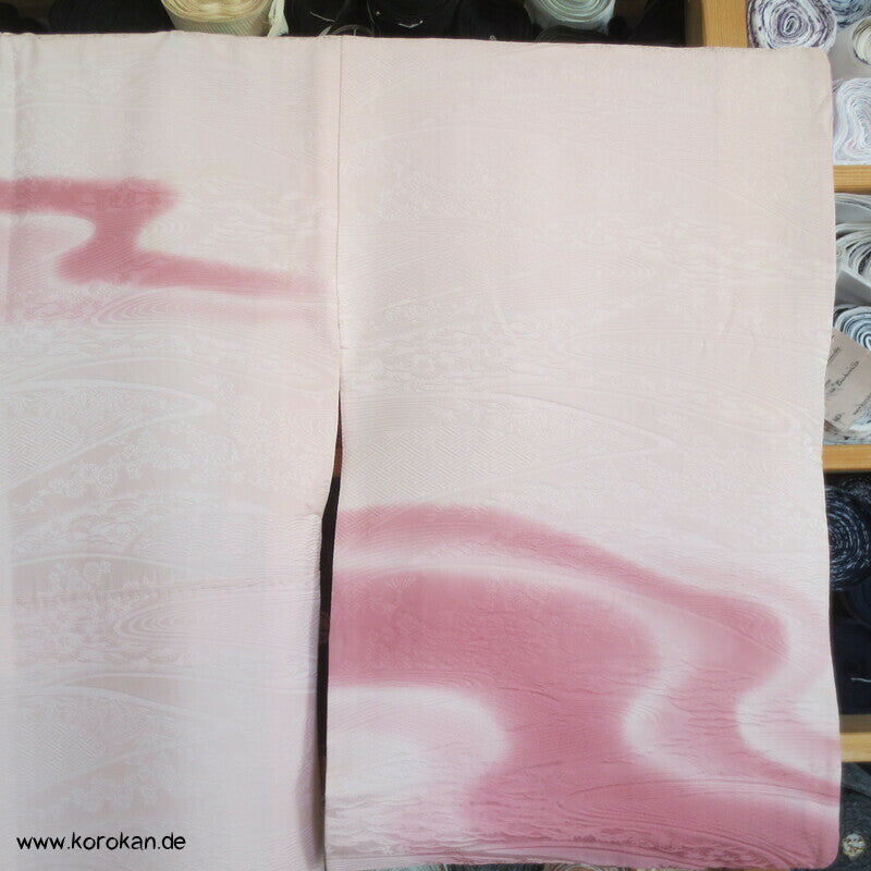 rosa Fluss auf blassrosa Tsukesage Seidenkimono