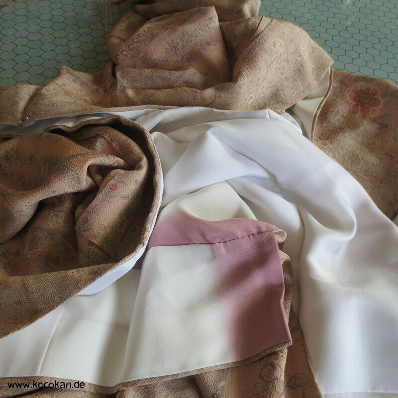 pastellbeige Musterstreifen mit Gold Seidencrepe Komon Kimono
