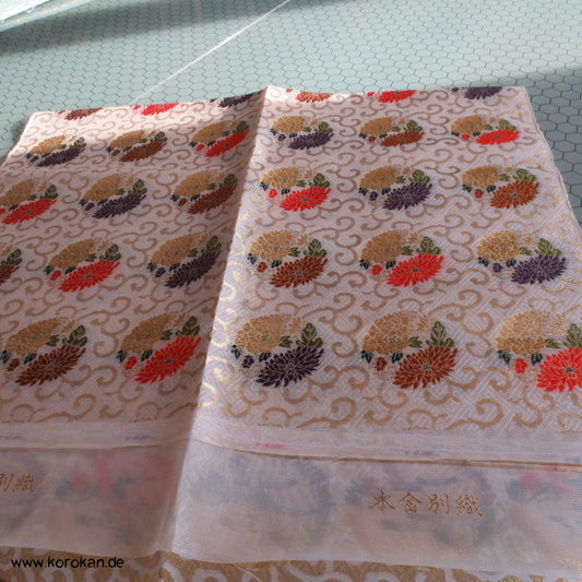 goldene Rundformen mit Blüten Seidenbrokat