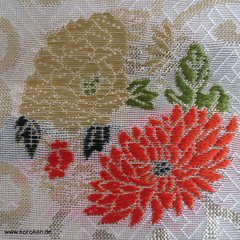 goldene Rundformen mit Blüten Seidenbrokat