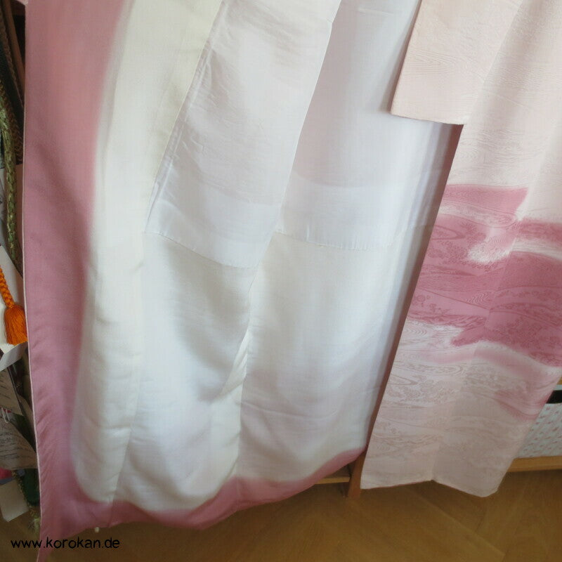 rosa Fluss auf blassrosa Tsukesage Seidenkimono