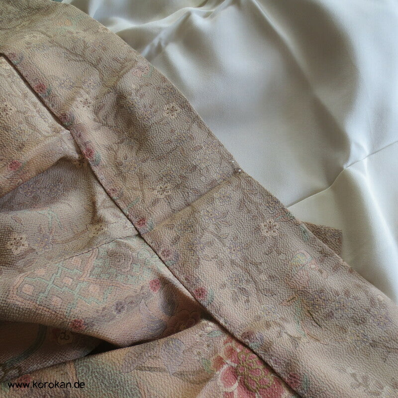 pastellbeige Musterstreifen mit Gold Seidencrepe Komon Kimono