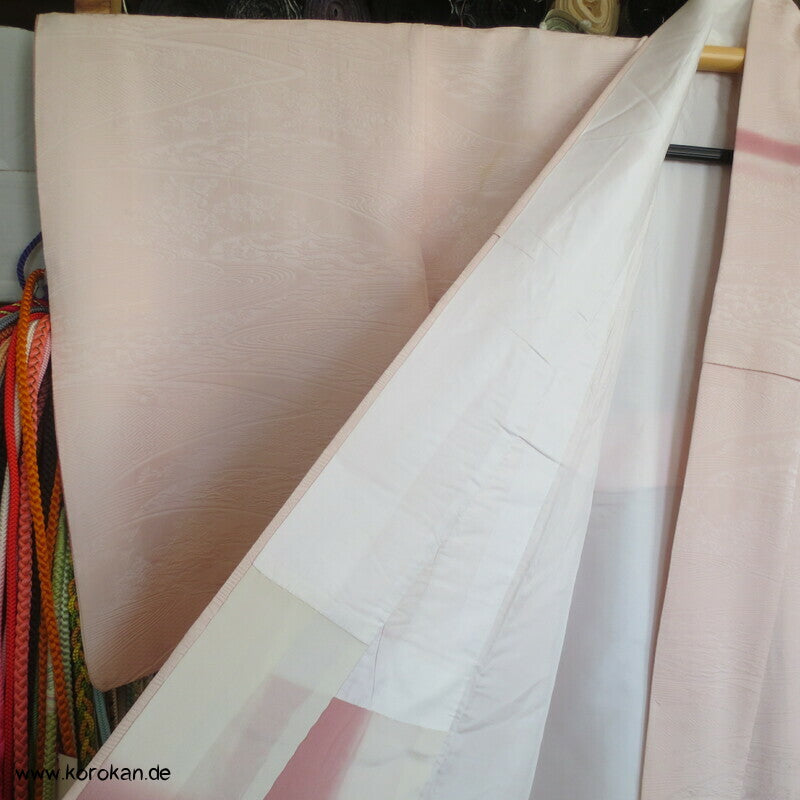rosa Fluss auf blassrosa Tsukesage Seidenkimono