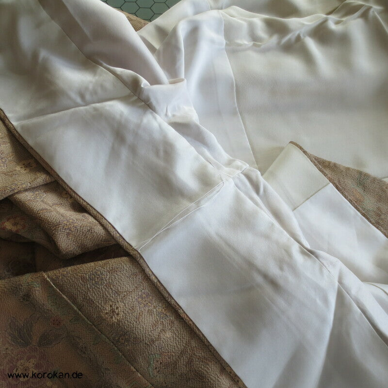 pastellbeige Musterstreifen mit Gold Seidencrepe Komon Kimono
