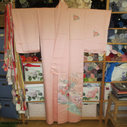 Kamelienblüten in Flusslandschaft Homongi