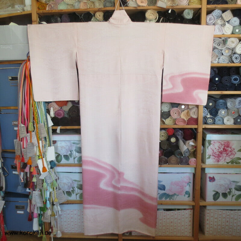 rosa Fluss auf blassrosa Tsukesage Seidenkimono