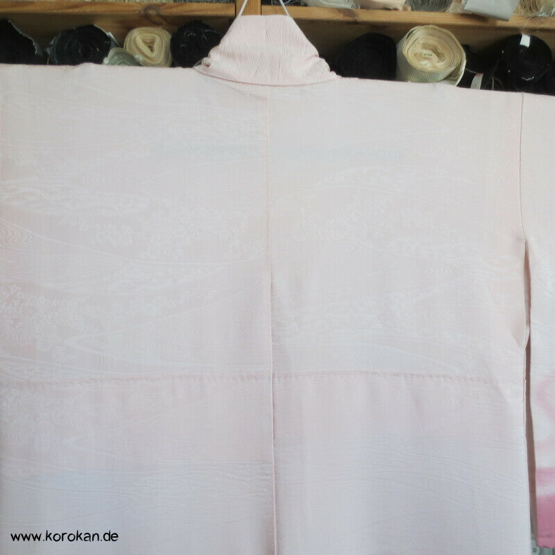 rosa Fluss auf blassrosa Tsukesage Seidenkimono
