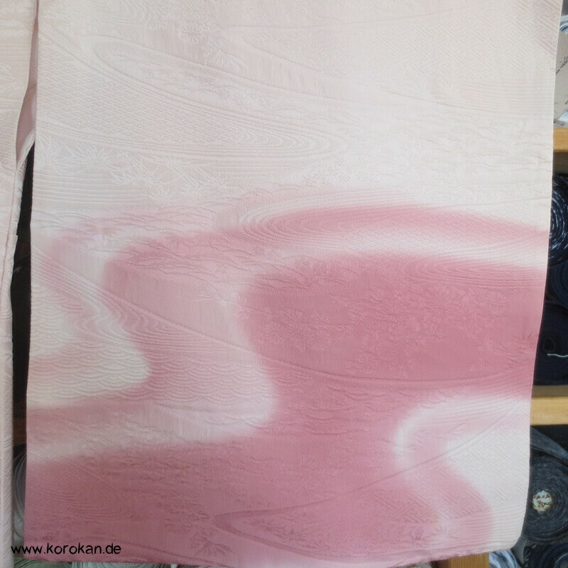 rosa Fluss auf blassrosa Tsukesage Seidenkimono
