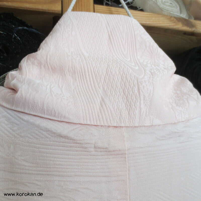 rosa Fluss auf blassrosa Tsukesage Seidenkimono
