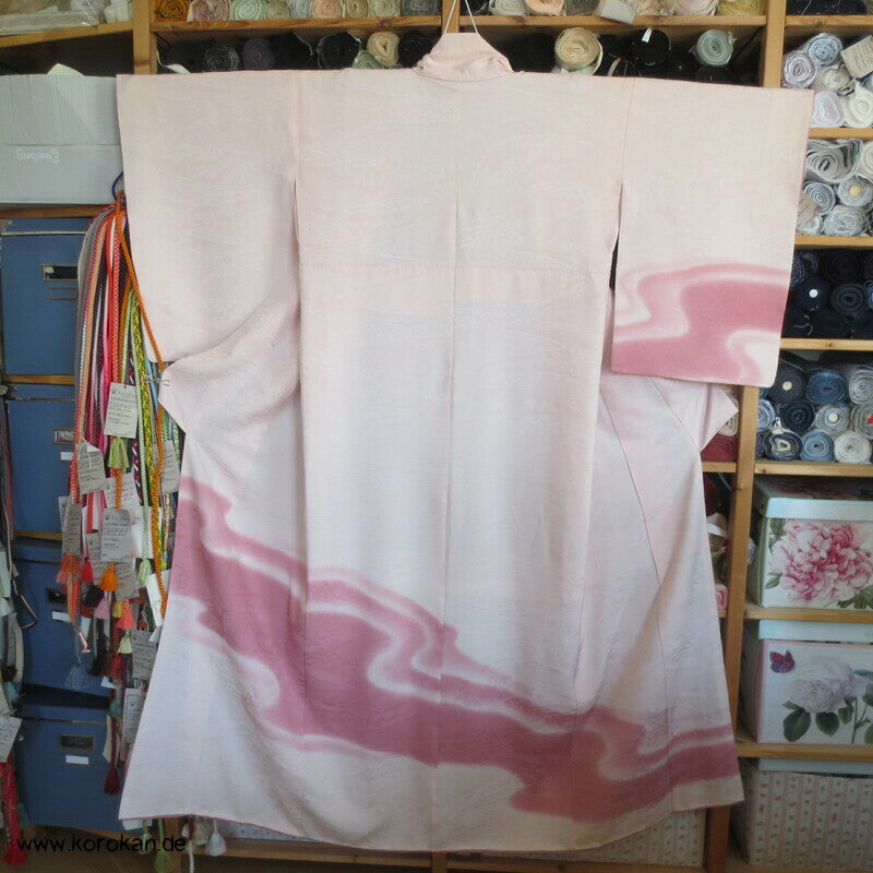 rosa Fluss auf blassrosa Tsukesage Seidenkimono