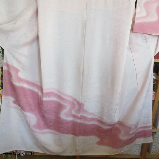 rosa Fluss auf blassrosa Tsukesage Seidenkimono
