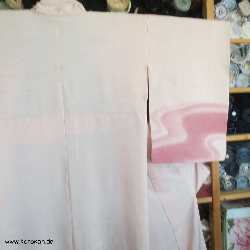 rosa Fluss auf blassrosa Tsukesage Seidenkimono
