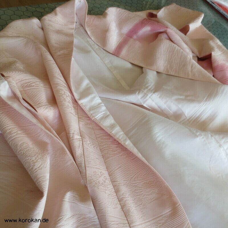 rosa Fluss auf blassrosa Tsukesage Seidenkimono