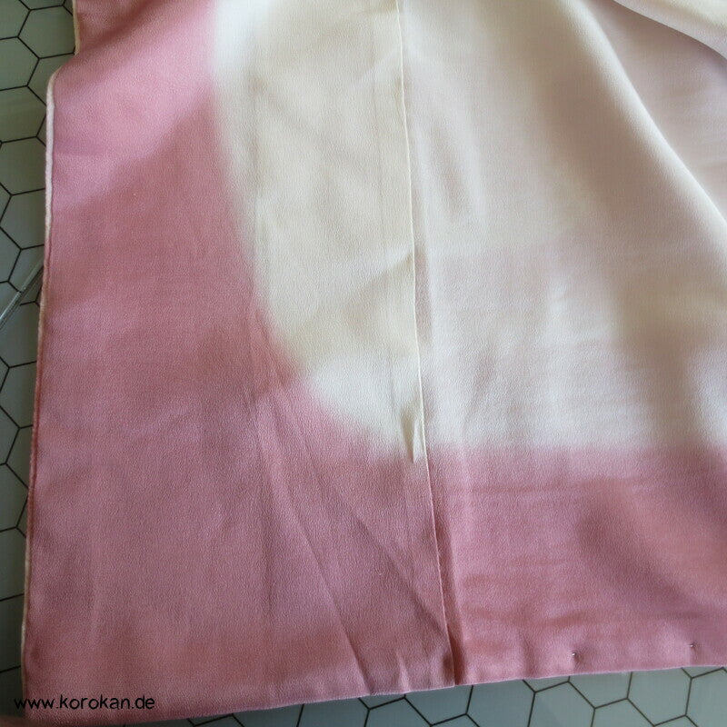 rosa Fluss auf blassrosa Tsukesage Seidenkimono